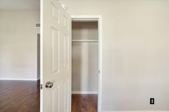 1467 S Meadows DR, Austin, TX 78758