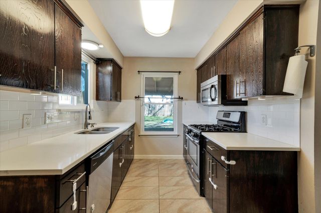 1467 S Meadows DR, Austin, TX 78758