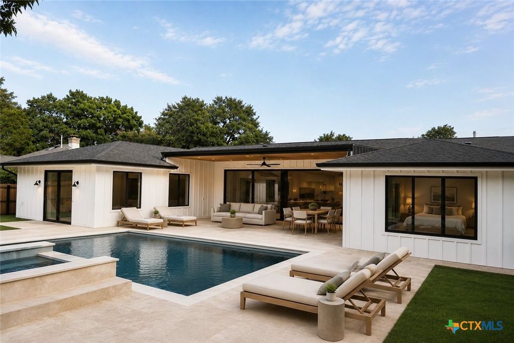 Image 4 of property listing at 57 Ohio Street, New Braunfels, TX 78130