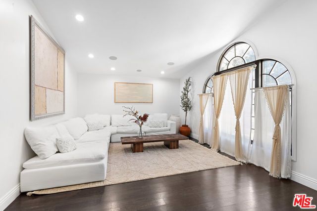 1110 N Beverly Glen Boulevard, Los Angeles, CA 90077