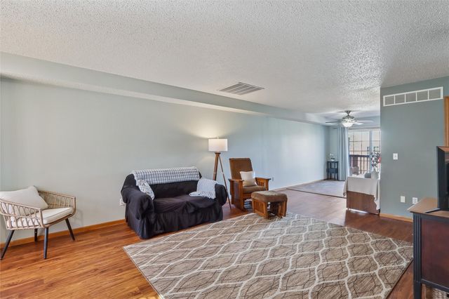 266 West Side Dr, Iowa City, IA 52246