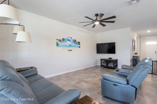 527 Old Country Road SE, Palm Bay, FL 32909