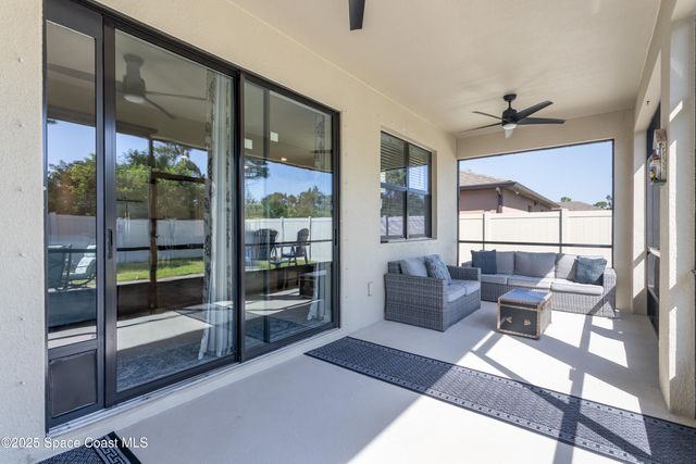 527 Old Country Road SE, Palm Bay, FL 32909