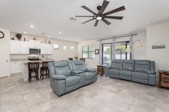527 Old Country Road SE, Palm Bay, FL 32909