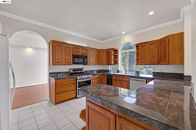 2825 Hillcrest Avenue, Hayward, CA 94542