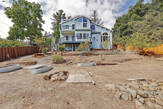2825 Hillcrest Avenue, Hayward, CA 94542
