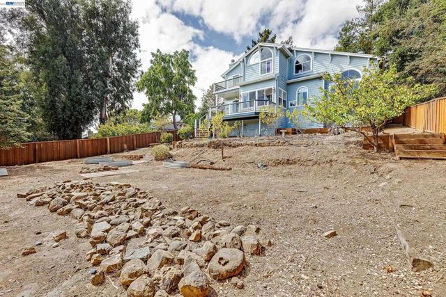 2825 Hillcrest Avenue, Hayward, CA 94542