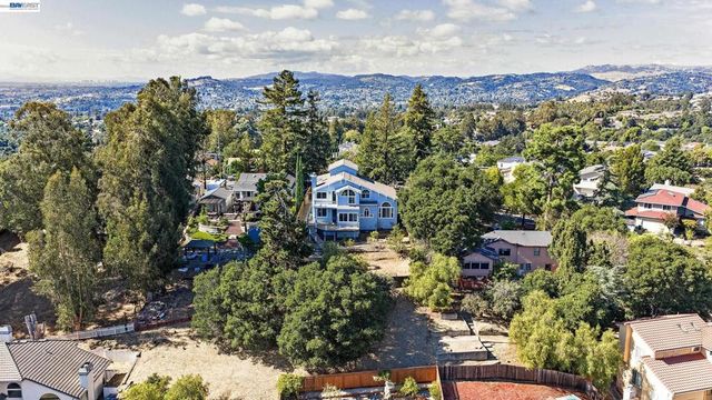 2825 Hillcrest Avenue, Hayward, CA 94542
