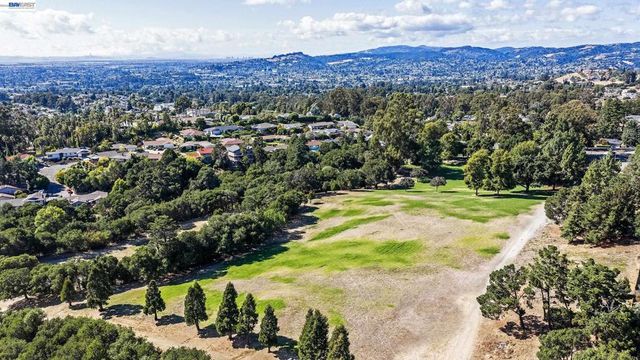2825 Hillcrest Avenue, Hayward, CA 94542