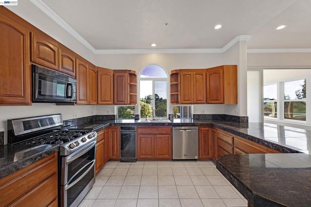 2825 Hillcrest Avenue, Hayward, CA 94542