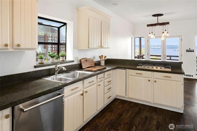 2364 Hobart Avenue SW, Seattle, WA 98116