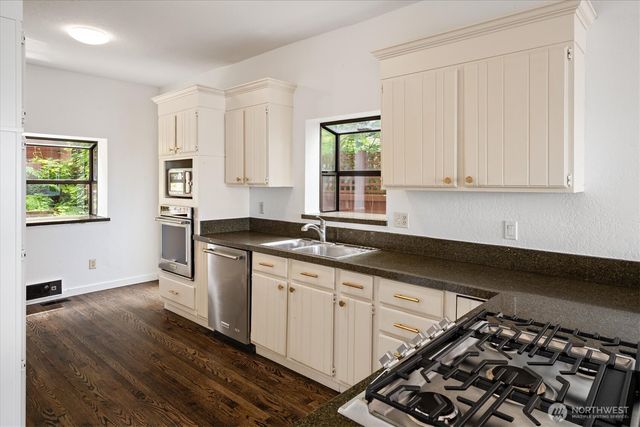 2364 Hobart Avenue SW, Seattle, WA 98116