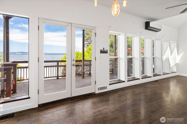 2364 Hobart Avenue SW, Seattle, WA 98116