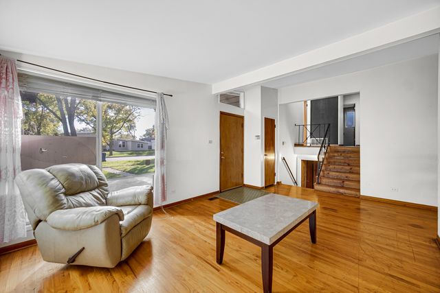 714 W Pleasant Street, Villa Park, IL 60181