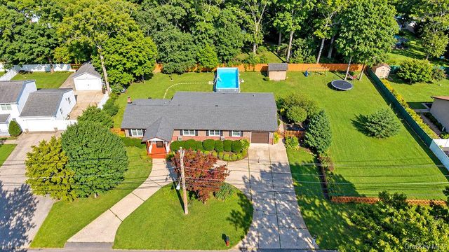 41 Linden Lane, Shirley, NY 11967