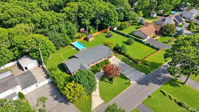 41 Linden Lane, Shirley, NY 11967