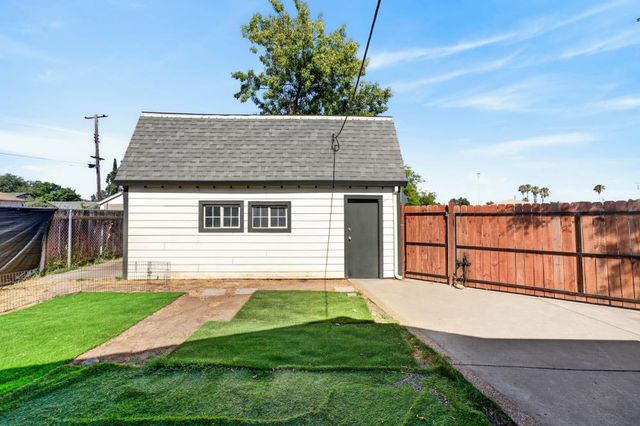 2604 Fairfield St, Sacramento, CA 95815