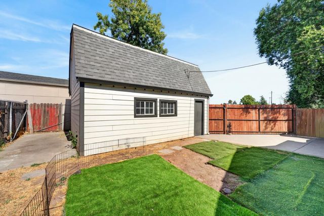 2604 Fairfield St, Sacramento, CA 95815