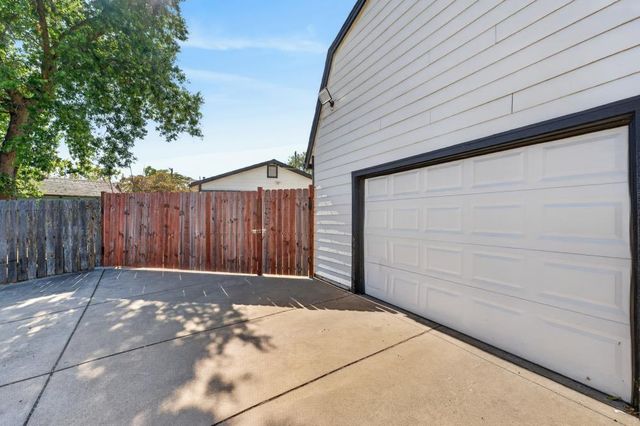 2604 Fairfield St, Sacramento, CA 95815