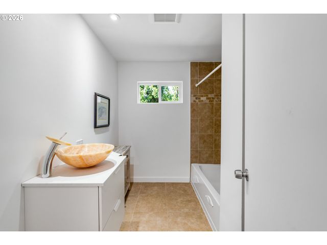 5017 Se ALDERCREST Rd, Milwaukie, OR 97222