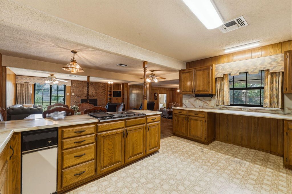 Image 13 of property listing at 43 Garden Road, San Angelo, TX 76903