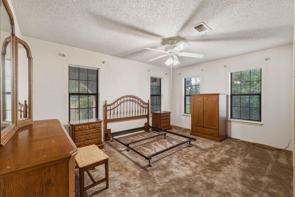 Image 21 of property listing at 43 Garden Road, San Angelo, TX 76903