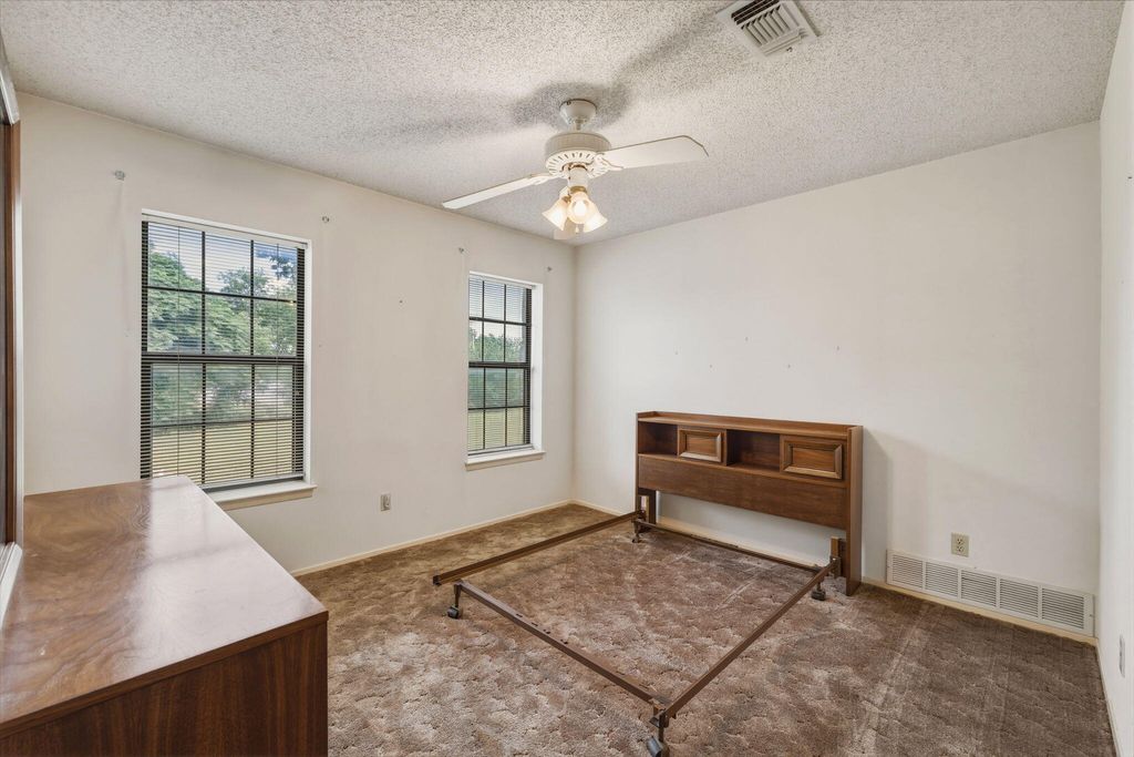 Image 23 of property listing at 43 Garden Road, San Angelo, TX 76903
