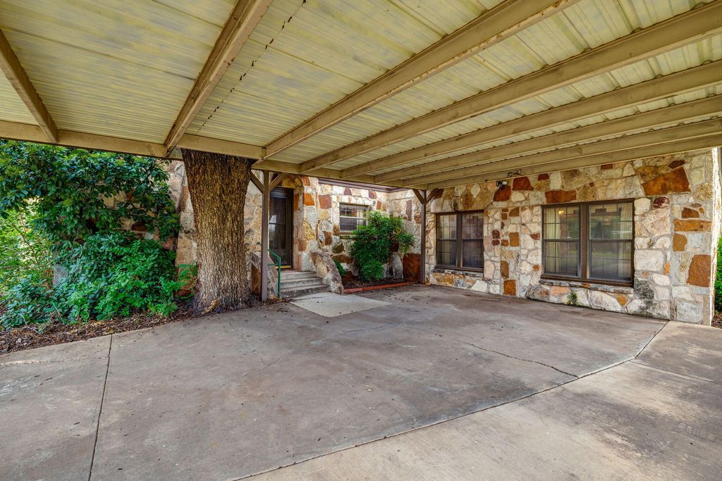 Image 8 of property listing at 43 Garden Road, San Angelo, TX 76903