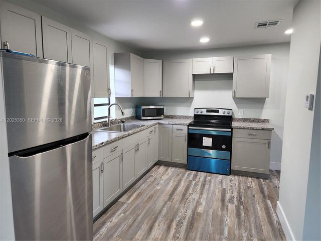 2465 NE 184th St, North Miami Beach, FL 33160