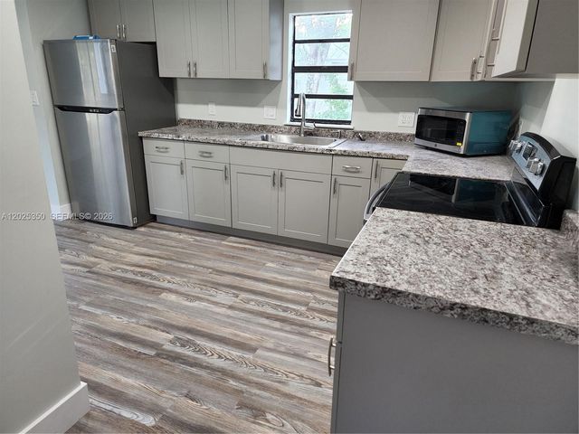 2465 NE 184th St, North Miami Beach, FL 33160