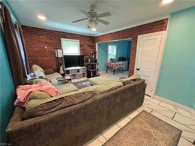 8 Clover ST, Hampton, VA 23669