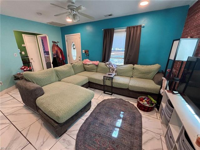 8 Clover ST, Hampton, VA 23669