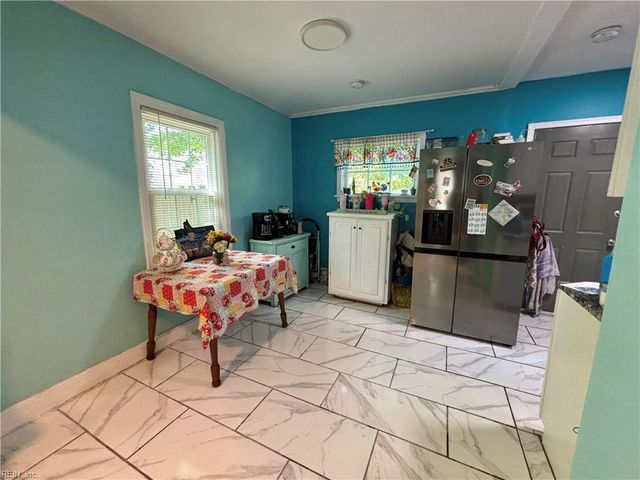 8 Clover ST, Hampton, VA 23669