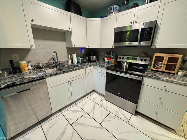 8 Clover ST, Hampton, VA 23669