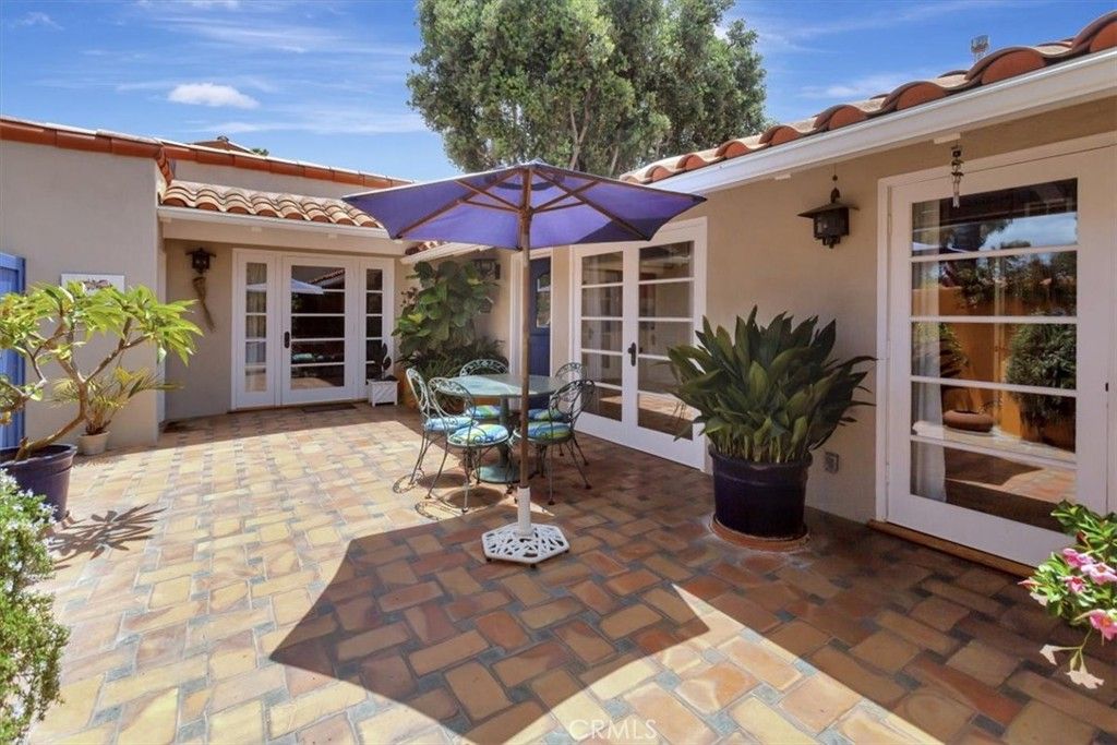 Image 10 of property listing at 537 Vista Grande, Newport Beach, CA 92660