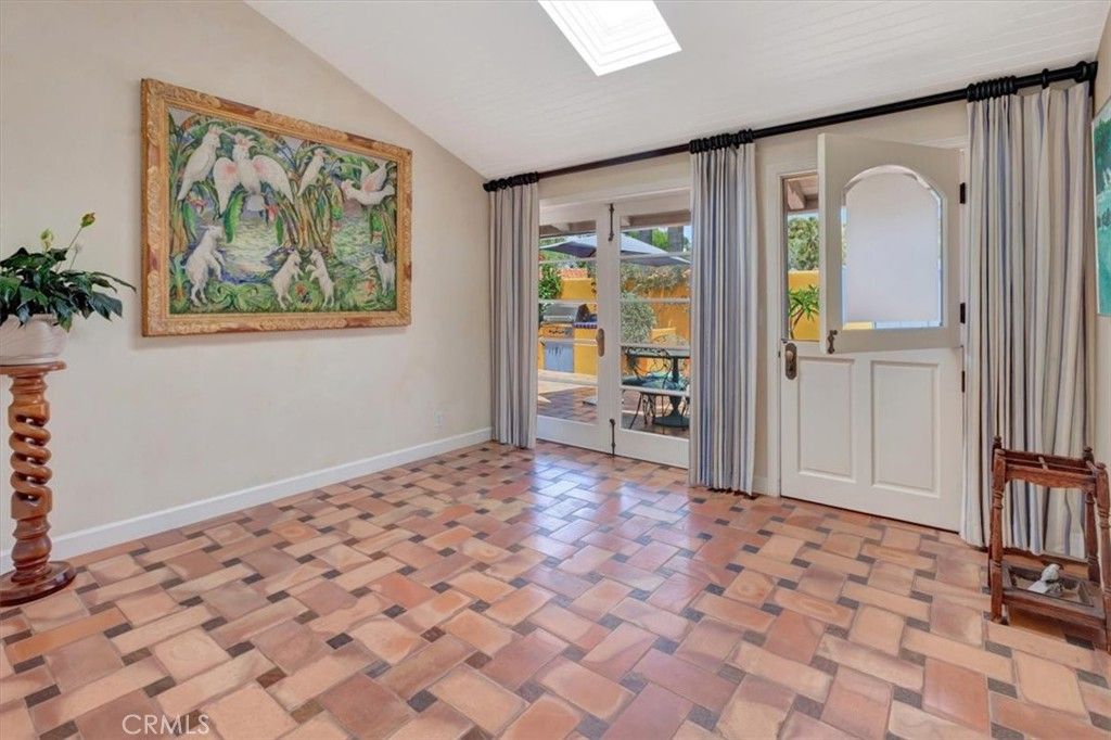 Image 11 of property listing at 537 Vista Grande, Newport Beach, CA 92660