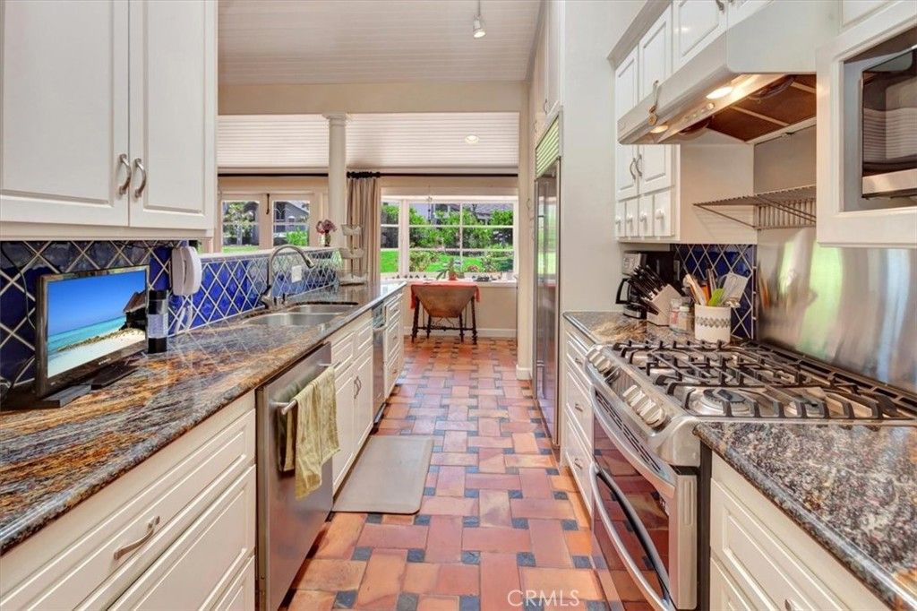 Image 18 of property listing at 537 Vista Grande, Newport Beach, CA 92660