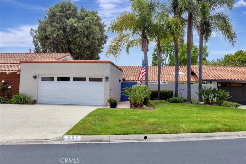 Image 2 of property listing at 537 Vista Grande, Newport Beach, CA 92660