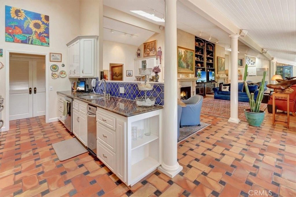 Image 20 of property listing at 537 Vista Grande, Newport Beach, CA 92660