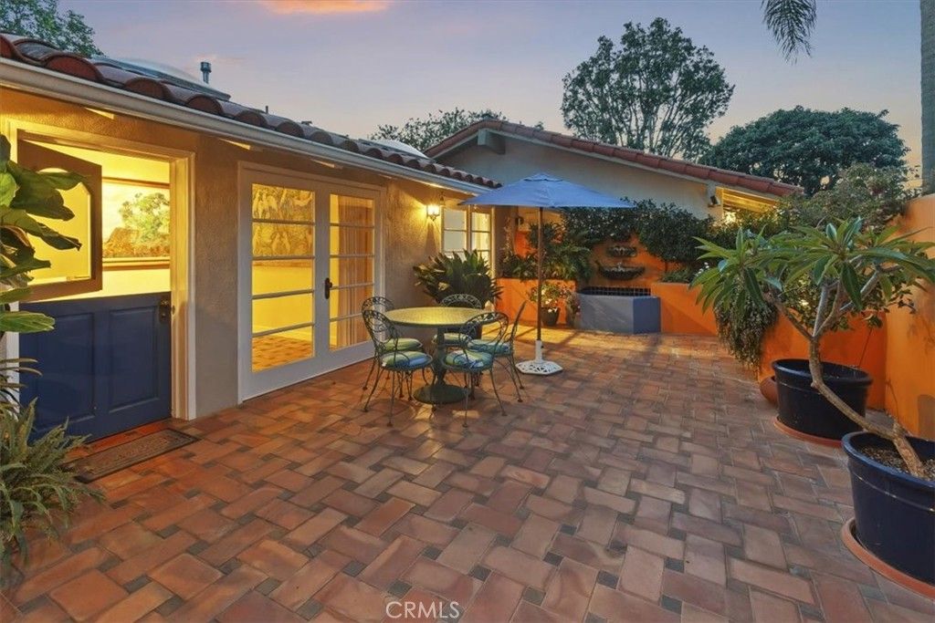Image 3 of property listing at 537 Vista Grande, Newport Beach, CA 92660