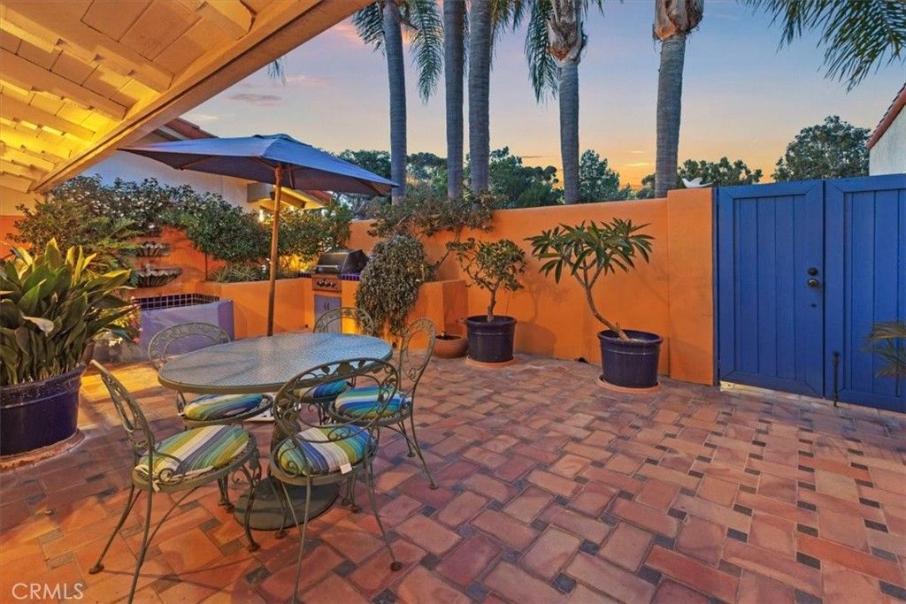 Image 5 of property listing at 537 Vista Grande, Newport Beach, CA 92660