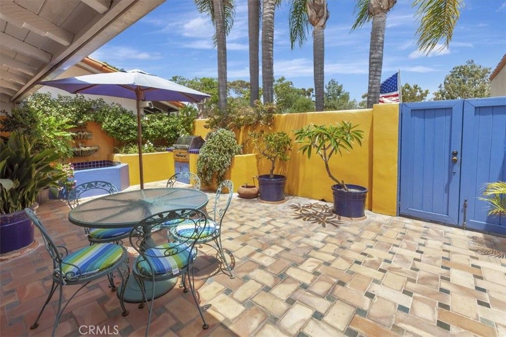 Image 6 of property listing at 537 Vista Grande, Newport Beach, CA 92660