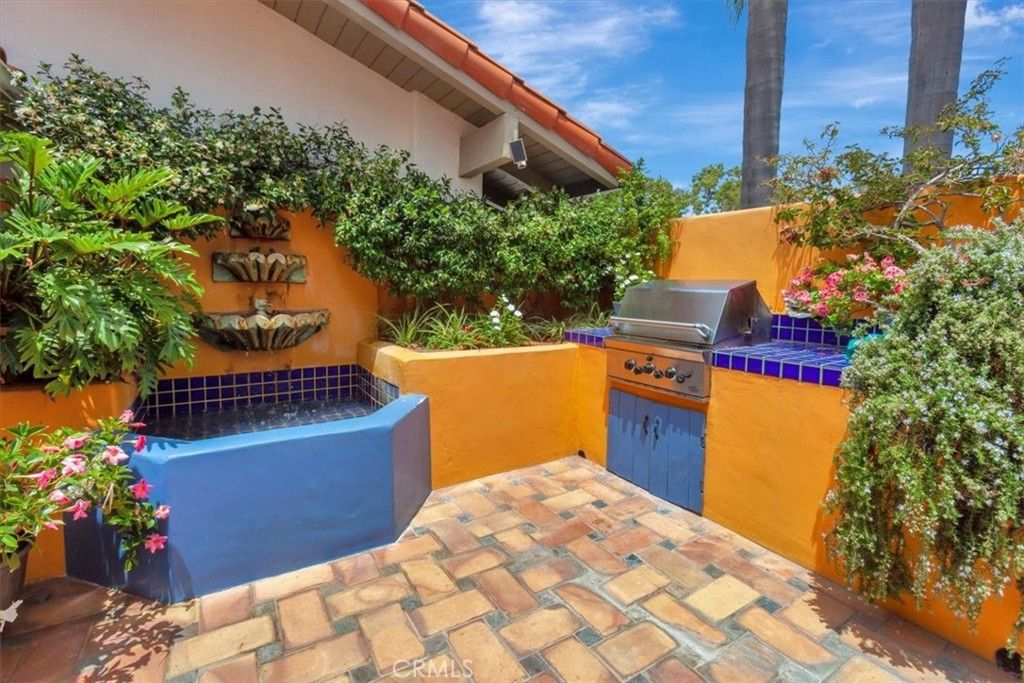Image 8 of property listing at 537 Vista Grande, Newport Beach, CA 92660