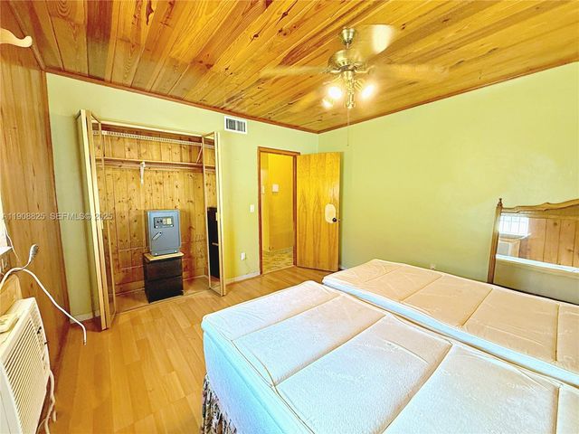 880 E 28th St, Hialeah, FL 33013