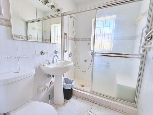 880 E 28th St, Hialeah, FL 33013