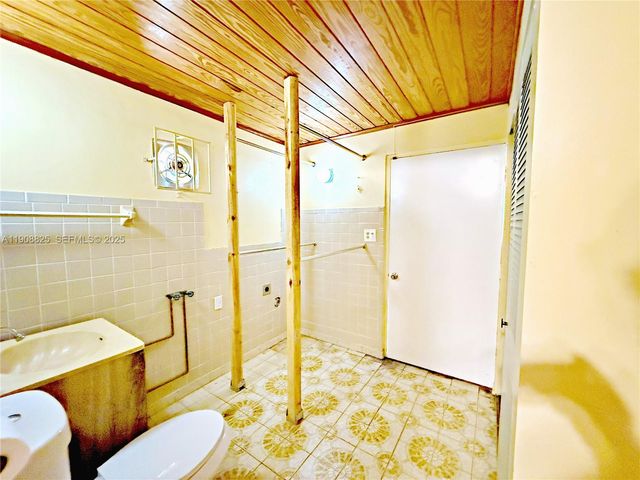 880 E 28th St, Hialeah, FL 33013