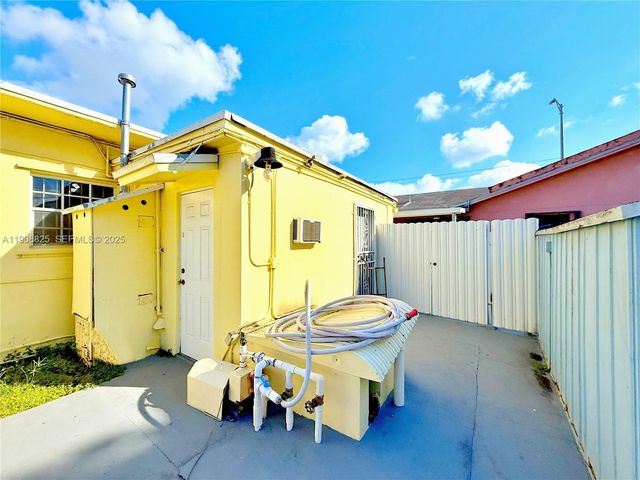 880 E 28th St, Hialeah, FL 33013