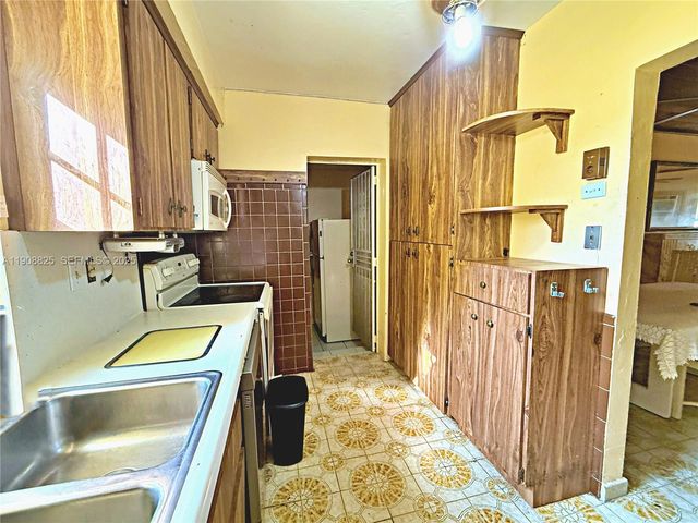 880 E 28th St, Hialeah, FL 33013