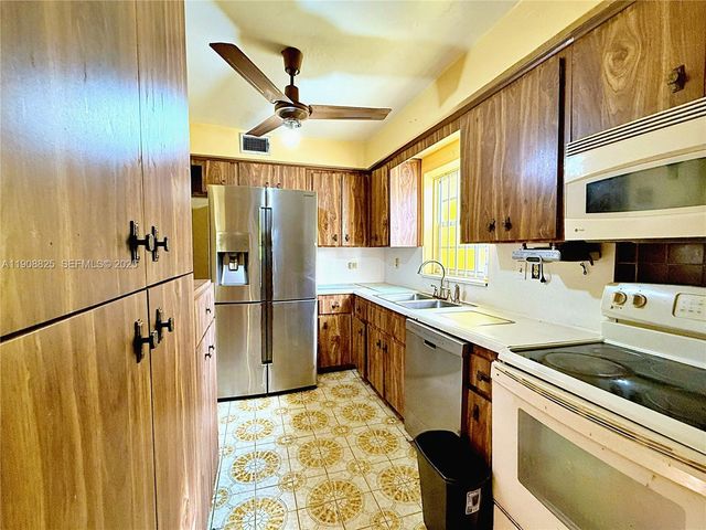 880 E 28th St, Hialeah, FL 33013