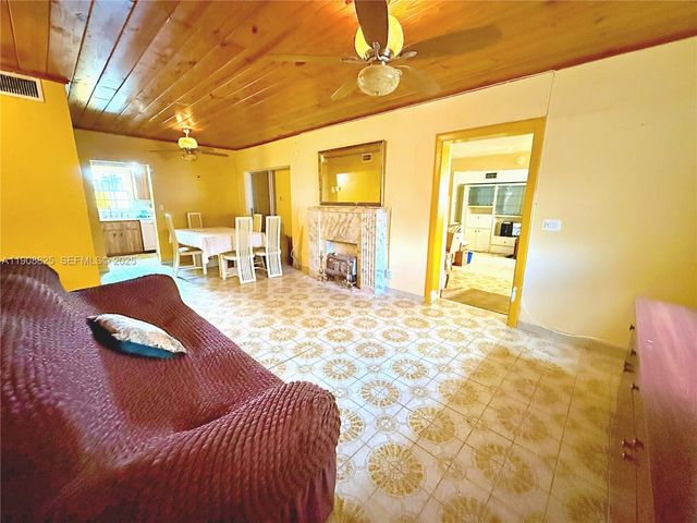 880 E 28th St, Hialeah, FL 33013